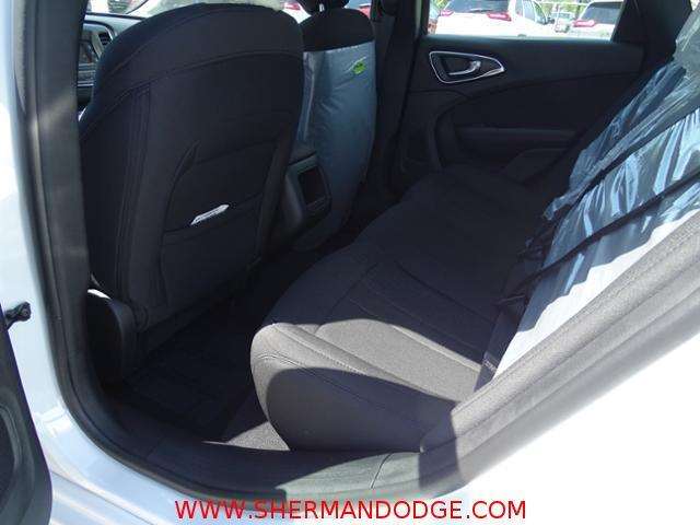 Chrysler 200 2017 photo 8